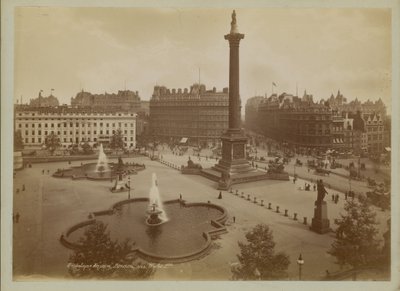 Postkarte mit einem Bild des Trafalgar Square von English Photographer